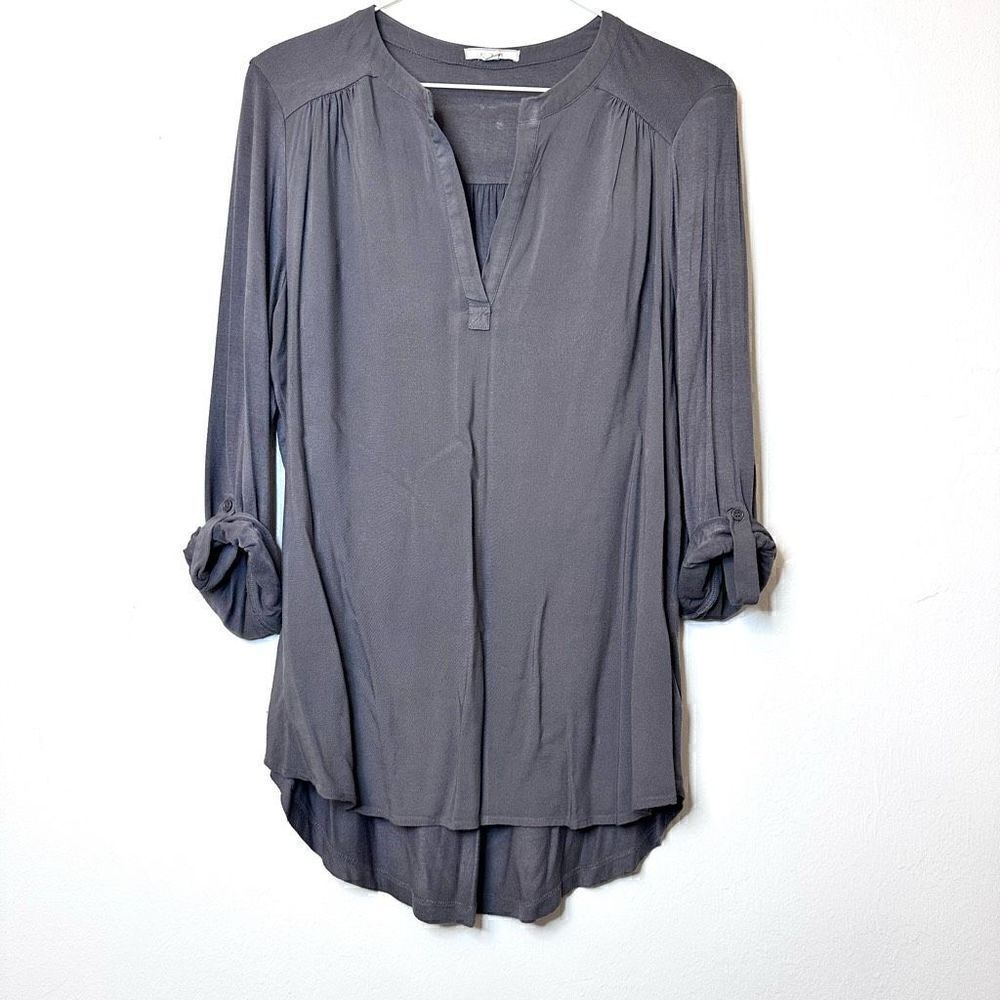 Anthrologie Pleione Henley VNeck Roll Tab Sleeve Hi-Low Rayon Blouse Gray Small